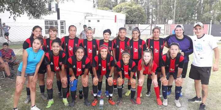 Imagen de El plantel de fútbol femenino de Figherense ganó de local y se mantienen invictas en el torneo