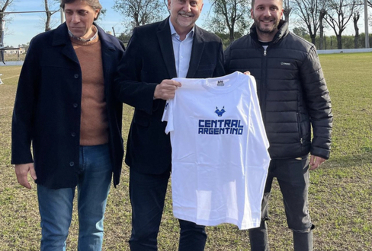 Imagen de Federico Ostinelli, presidente de Central Argentino, le obsequió una camiseta del 'Lobo' al gobernador Omar Perotti en su visita a Fighiera.