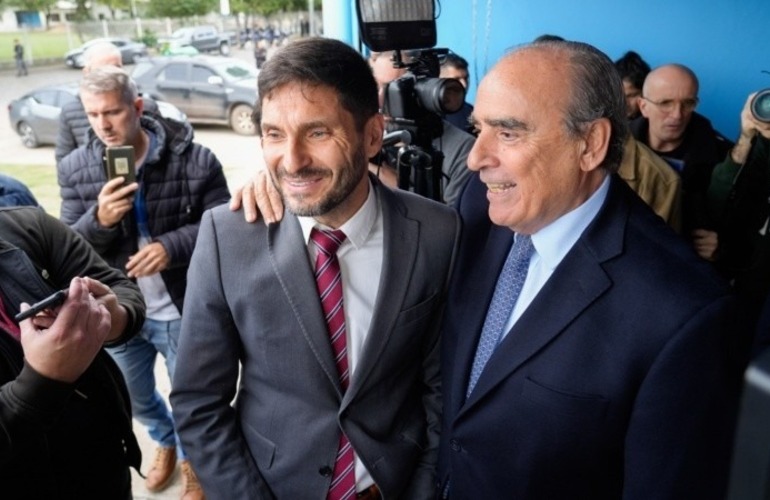 Pullaro: “Aunque parezca mentira, por donde sale la riqueza en la República Argentina es camino de tierra". (Alan Monzón/Rosario3) Pullaro: “Aunque parezca mentira, por donde sale la riqueza en la República Argentina es camino de tierra". (Alan Monzón/Rosario3)