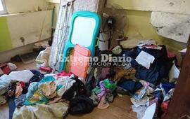 El desorden tras la requisa en cada sector de la casa en la que vive con su hija.