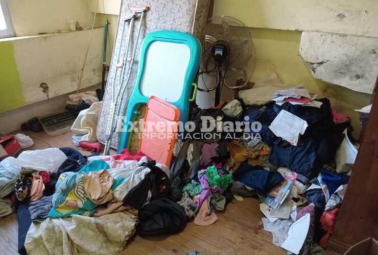 El desorden tras la requisa en cada sector de la casa en la que vive con su hija.