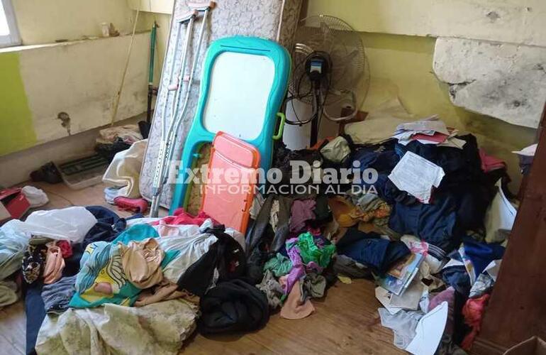 El desorden tras la requisa en cada sector de la casa en la que vive con su hija.