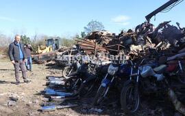 Imagen de Arroyo Seco: Iniciaron los trabajos de compactaci&oacute;n de veh&iacute;culos y maquinarias en desuso