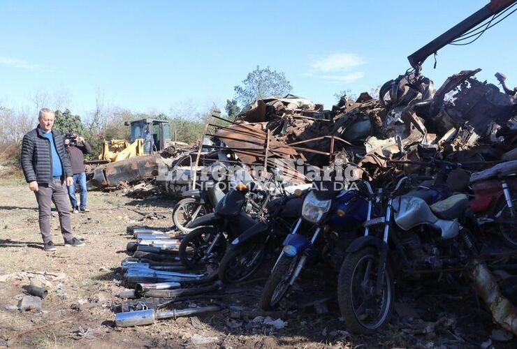 Imagen de Arroyo Seco: Iniciaron los trabajos de compactación de vehículos y maquinarias en desuso