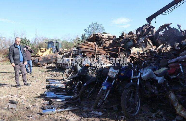 Imagen de Arroyo Seco: Iniciaron los trabajos de compactación de vehículos y maquinarias en desuso