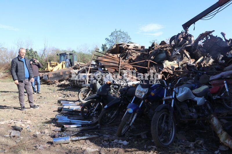 Imagen de Arroyo Seco: Iniciaron los trabajos de compactaci&oacute;n de veh&iacute;culos y maquinarias en desuso