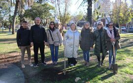 Imagen de El intendente Tonelli y mujeres de 'Valientes por la Vida' plantaron un &aacute;rbol para el Sendero Rosa.