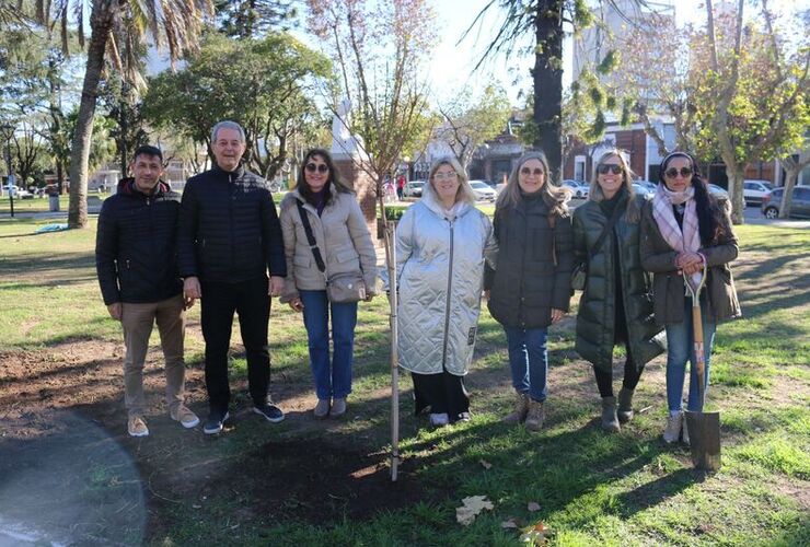 Imagen de El intendente Tonelli y mujeres de 'Valientes por la Vida' plantaron un árbol para el Sendero Rosa.