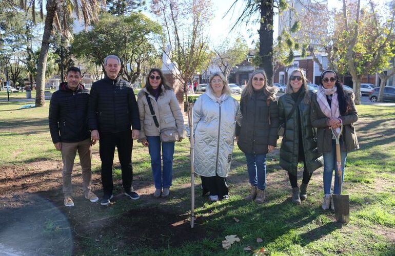 Imagen de El intendente Tonelli y mujeres de 'Valientes por la Vida' plantaron un árbol para el Sendero Rosa.