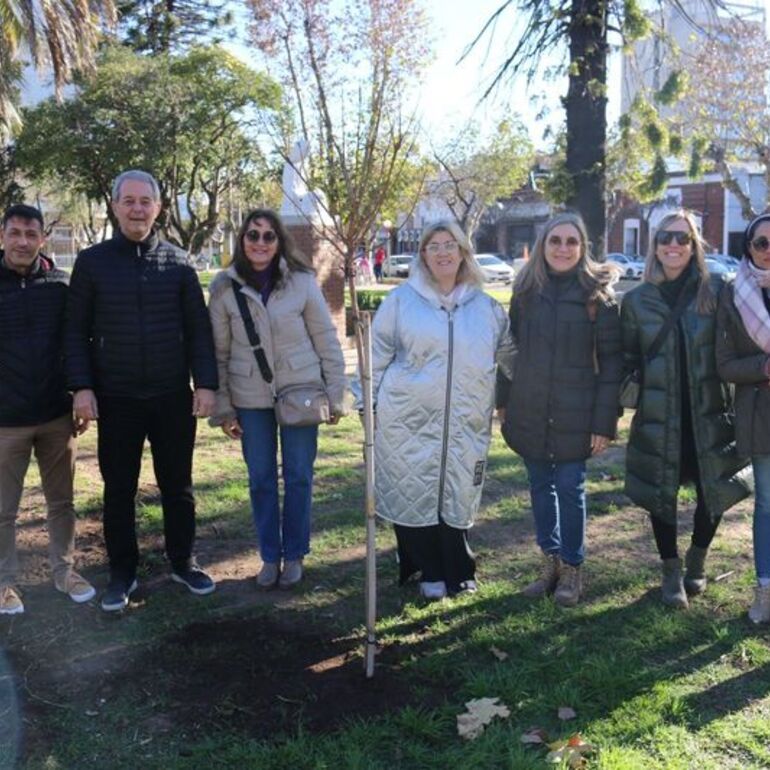 Imagen de El intendente Tonelli y mujeres de 'Valientes por la Vida' plantaron un árbol para el Sendero Rosa.