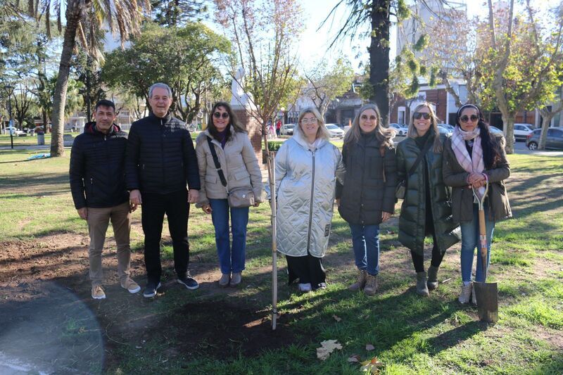 Imagen de El intendente Tonelli y mujeres de 'Valientes por la Vida' plantaron un &aacute;rbol para el Sendero Rosa.