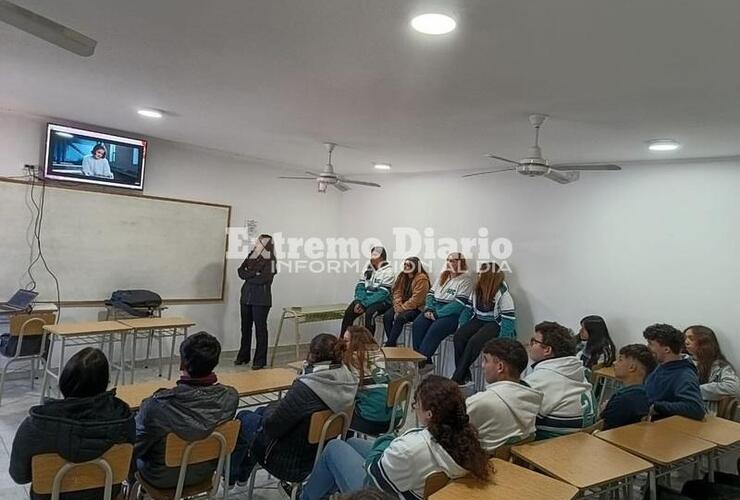 Imagen de Las ingenieras Vanesa Garfagnoli y Julia Yebra dieron una charla en la EESOPI N°3007