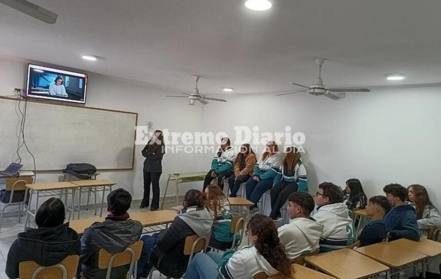 Imagen de Las ingenieras Vanesa Garfagnoli y Julia Yebra dieron una charla en la EESOPI N&deg;3007