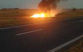 Imagen de Incendio de auto sobre autopista