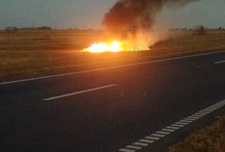 Imagen de Incendio de auto sobre autopista