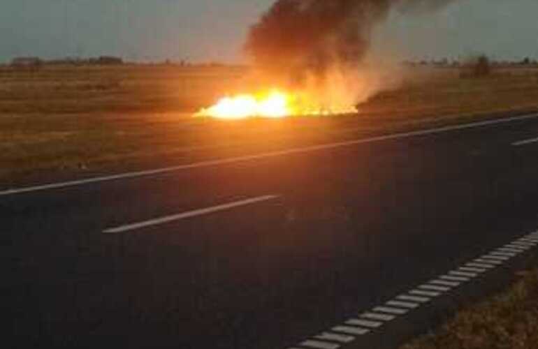 Imagen de Incendio de auto sobre autopista