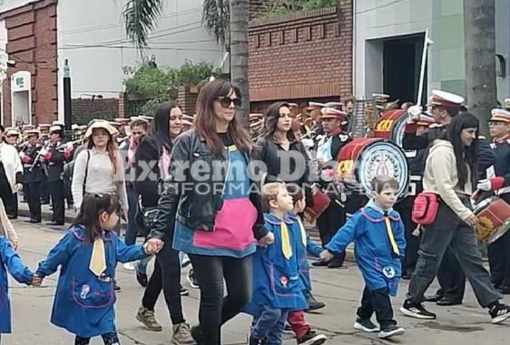 Imagen de 9 de julio: Desfile de instituciones en el centro de la ciudad