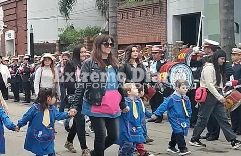 Imagen de 9 de julio: Desfile de instituciones en el centro de la ciudad