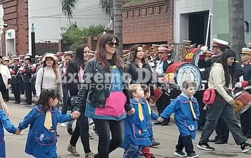 Imagen de 9 de julio: Desfile de instituciones en el centro de la ciudad