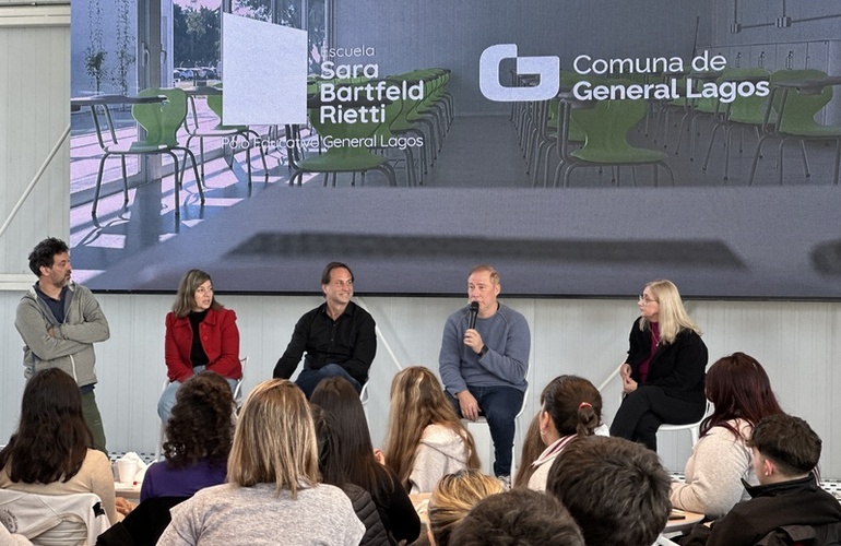 Imagen de Roberto Sensini visitó 'Tecnolagos' y brindó charla a alumnos de Escuelas locales.