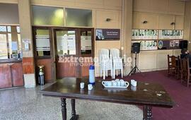 Recinto vac&iacute;o. La reuni&oacute;n ser&aacute; reprogramada