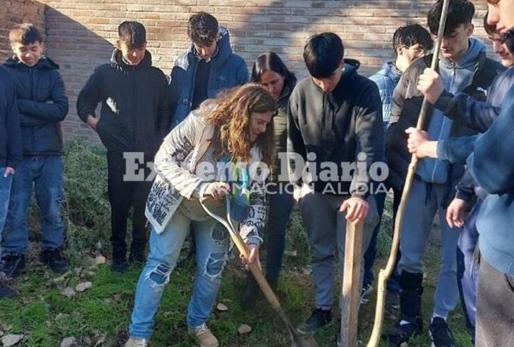 Imagen de Los alumnos de la Escuela Comercial plantaron un árbol en el marco de la iniciativa Cuidar y cuidarnos.