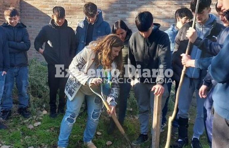 Imagen de Los alumnos de la Escuela Comercial plantaron un árbol en el marco de la iniciativa Cuidar y cuidarnos.