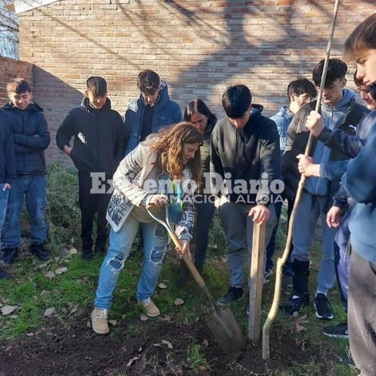 Imagen de Los alumnos de la Escuela Comercial plantaron un árbol en el marco de la iniciativa Cuidar y cuidarnos.