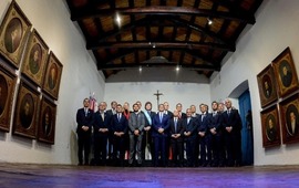 Milei junto a los gobernadores tras la firma del Pacto de Mayo. (Presidencia de la Naci&oacute;n)