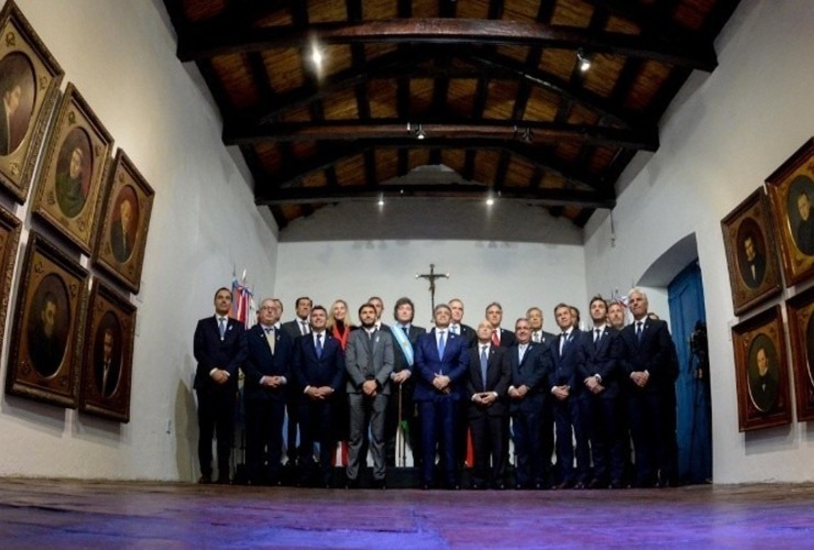 Milei junto a los gobernadores tras la firma del Pacto de Mayo. (Presidencia de la Nación)