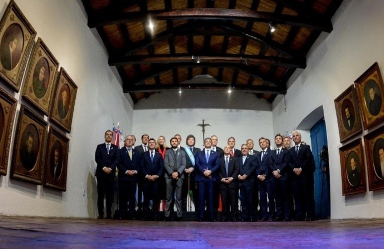 Milei junto a los gobernadores tras la firma del Pacto de Mayo. (Presidencia de la Nación)