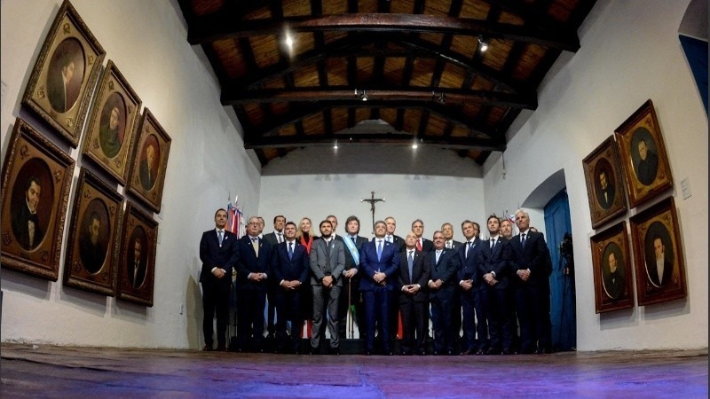 Milei junto a los gobernadores tras la firma del Pacto de Mayo. (Presidencia de la Naci&oacute;n)