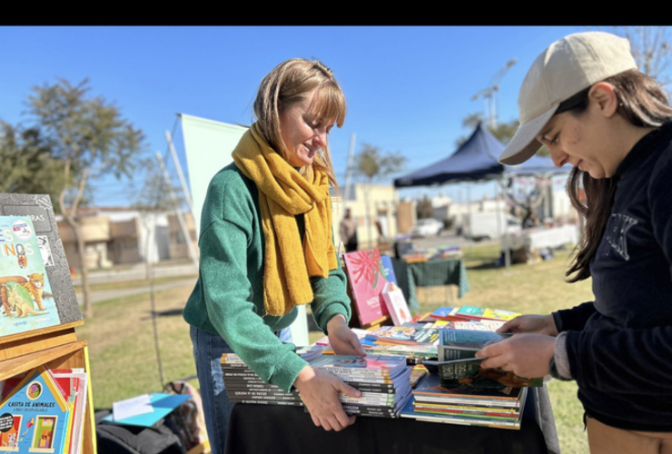 Imagen de Por el 9 de Julio, Peña del Libro en el Parque Central.