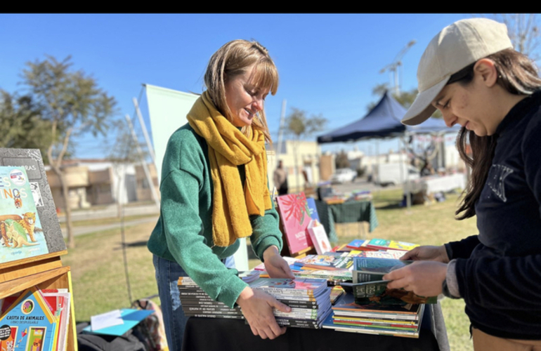 Imagen de Por el 9 de Julio, Pe&ntilde;a del Libro en el Parque Central.