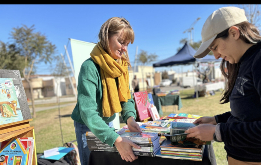 Imagen de Por el 9 de Julio, Pe&ntilde;a del Libro en el Parque Central.
