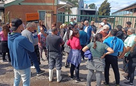 Daniel Tonelli ante vecinos asumiendo el compromiso de gestionar la reparaci&oacute;n del puente a la altura del canal Savoca. Foto: Archivo 1&deg; de abril 2024