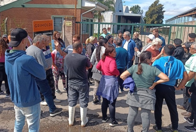 Daniel Tonelli ante vecinos asumiendo el compromiso de gestionar la reparaci&oacute;n del puente a la altura del canal Savoca. Foto: Archivo 1&deg; de abril 2024