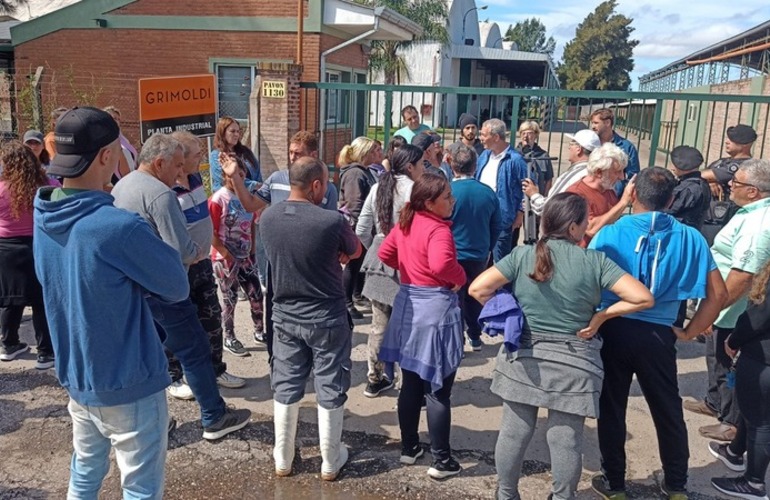 Daniel Tonelli ante vecinos asumiendo el compromiso de gestionar la reparaci&oacute;n del puente a la altura del canal Savoca. Foto: Archivo 1&deg; de abril 2024