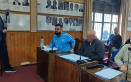 Dami&aacute;n Salinas durante su exposici&oacute;n en la sesi&oacute;n p&uacute;blica.