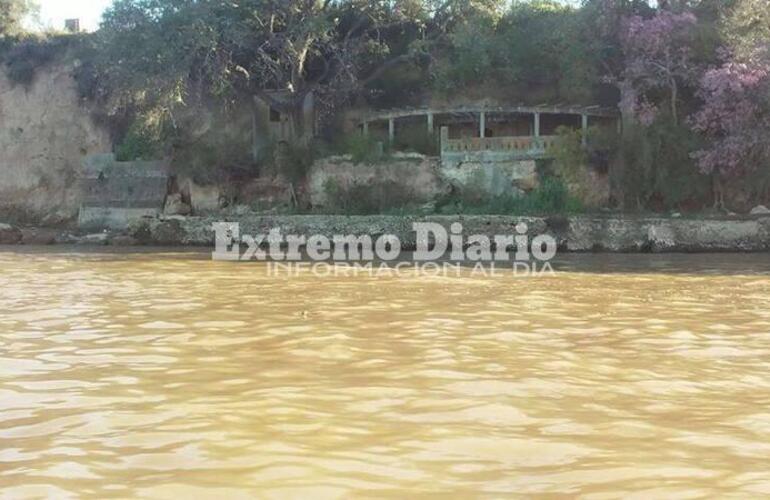 Las ruinas de la casa pueden verse desde el Paraná