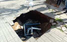 Tremendo pozo. As&iacute; qued&oacute; la vereda esta ma&ntilde;ana tras el suceso.