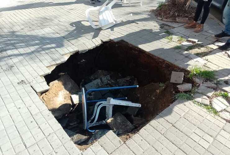 Tremendo pozo. Así quedó la vereda esta mañana tras el suceso.