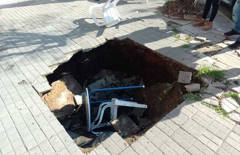 Tremendo pozo. Así quedó la vereda esta mañana tras el suceso.