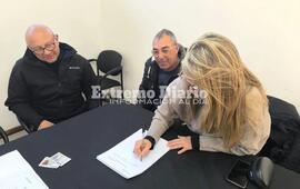 Imagen de Alvear: Dos familias firmaron las escrituras de sus viviendas en el marco del Plan 472