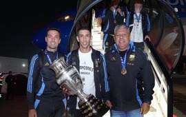 "&iexcl;&iexcl;Llegamos a casa BICAMPEONES!!", el mensaje en la cuenta oficial de la Selecci&oacute;n. (@Argentina)