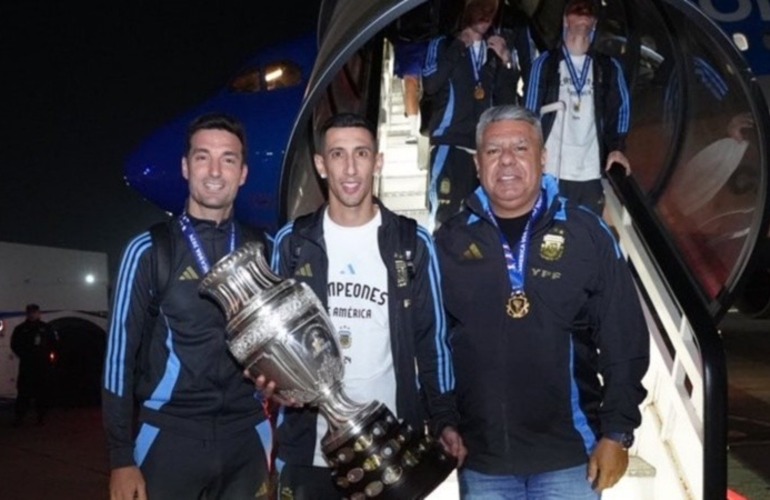 "¡¡Llegamos a casa BICAMPEONES!!", el mensaje en la cuenta oficial de la Selección. (@Argentina)