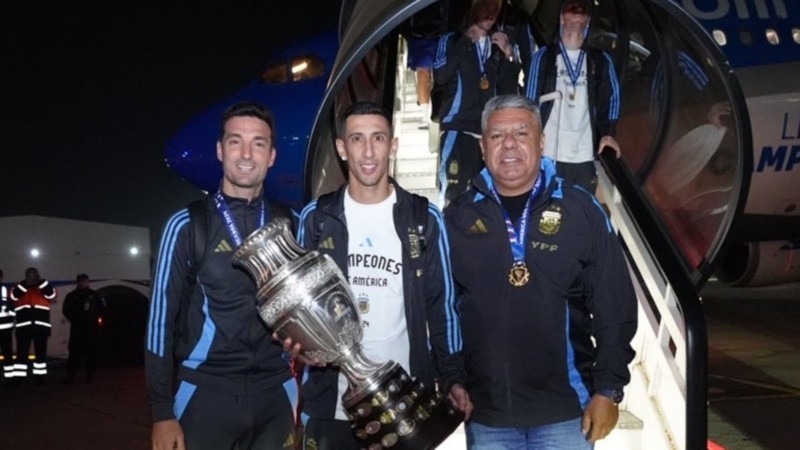 "&iexcl;&iexcl;Llegamos a casa BICAMPEONES!!", el mensaje en la cuenta oficial de la Selecci&oacute;n. (@Argentina)