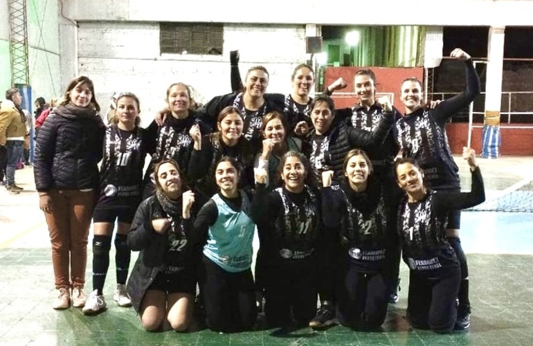 Imagen de El Maxi Vóley Femenino de Unión, salió 'Campeón' de la Rosarina.