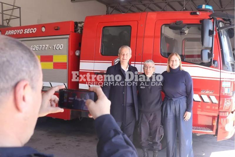 Imagen de La vicegobernadora de Santa Fe visit&oacute; el cuartel de Bomberos Voluntarios.