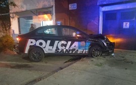 Uno de los m&oacute;viles policiales siniestrados.
